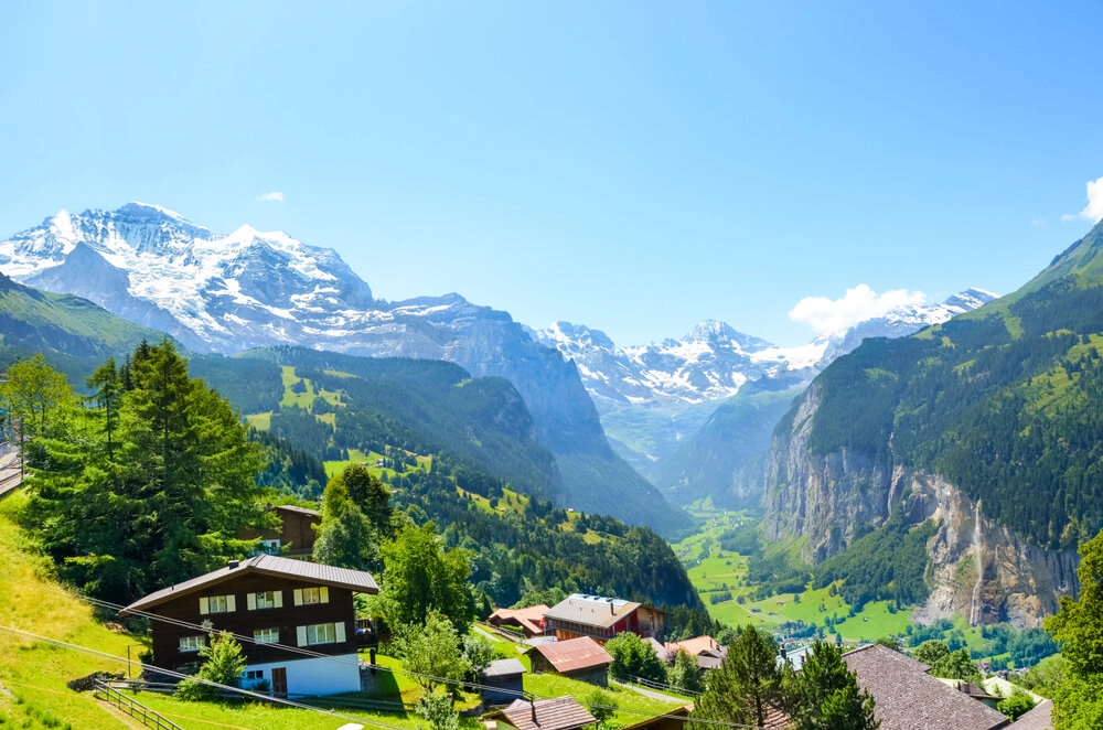 Paysage de montagne dans les Pyrénées avec des petites maisons dans une vallée au pied des montagnes.